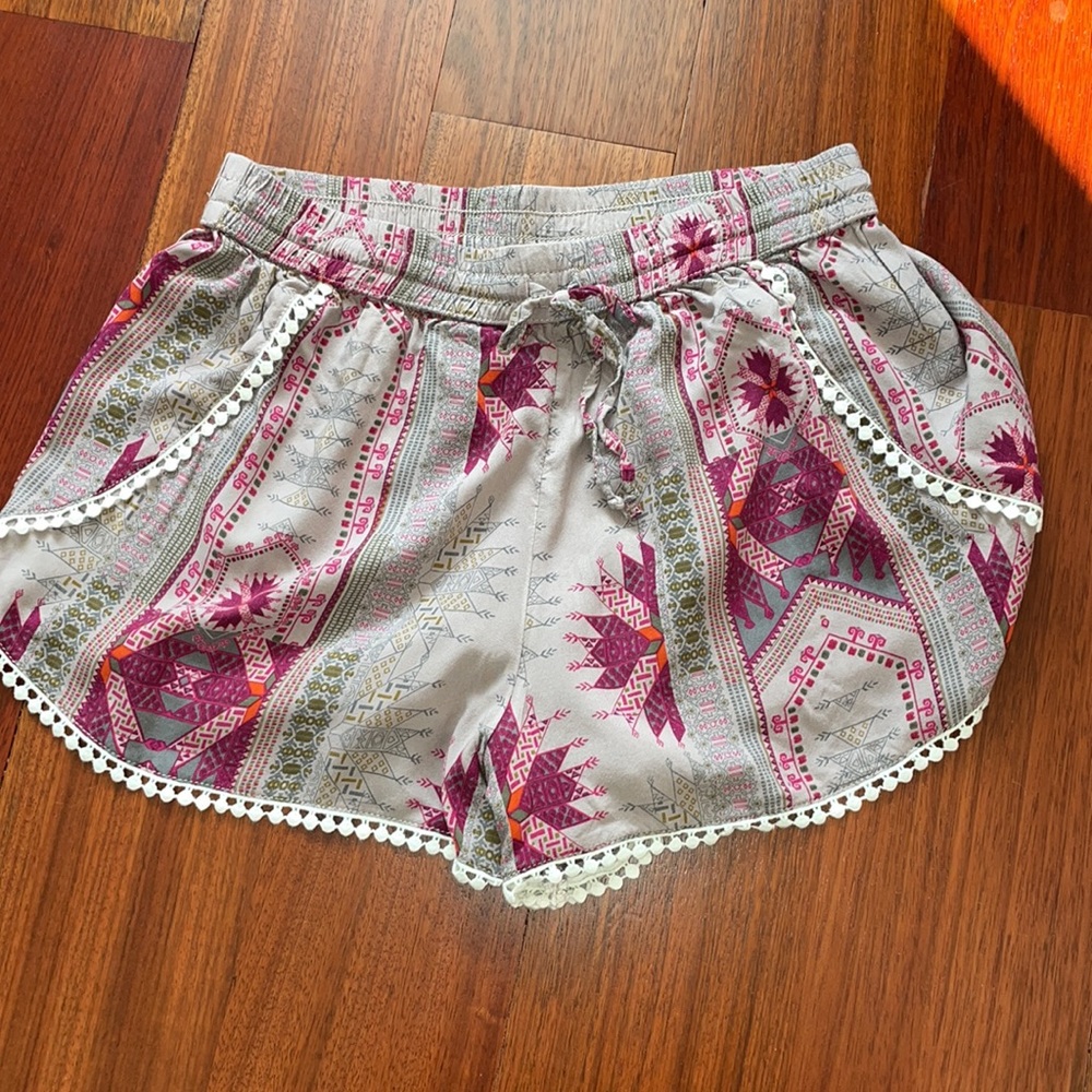 Cute sun and shadow shorts. Sz S Like New